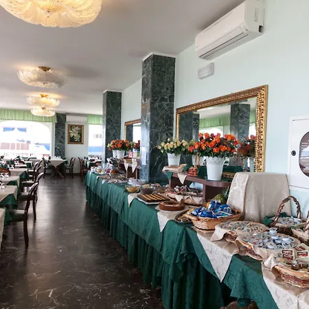 Alojamento de Acomodação e Pequeno-almoço Negresco Milano Marittima